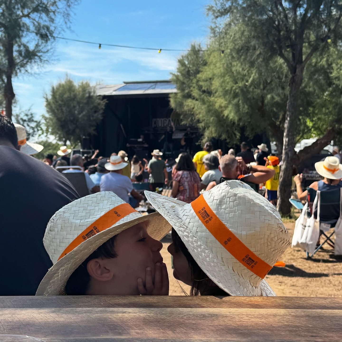 Quan vas de festival amb criatures i amics, passen coses màgiques ✨
Et retrobes amb cares conegudes i finalment poses cara a aquelles persones que fa temps que coneixies només per xarxes 🙌
Els teus fills disfruten amb tu i tu amb ells 💛
I el cap de setmana acaba amb un concert i aquesta imatge 🎶🔥
Doncs això… un cap de setmana brutal!! 🚐🎉
Cuando vas de festival con niños y amigos, ocurren cosas mágicas ✨
Te reencuentras con caras conocidas y por fin pones cara a esas personas que llevabas tiempo conociendo solo por redes 🙌
Tus hijos disfrutan contigo y tú con ellos 💛
Y el finde termina con un concierto y esta imagen 🎶🔥
Pues eso… ¡un finde brutal! 🚐🎉
#FestivalAmbNens #AmicsIFamília #CapsDeSetmana #MomentsÚnics #VidaEnFurgoneta #Furgolife #CatalunyaEnFamília #FestivalVibes #CapsDeSetmanaBrutals #viureéscompartir #vanlife #vanlifewithkids #vanlifediaries #vanlifecommunity
