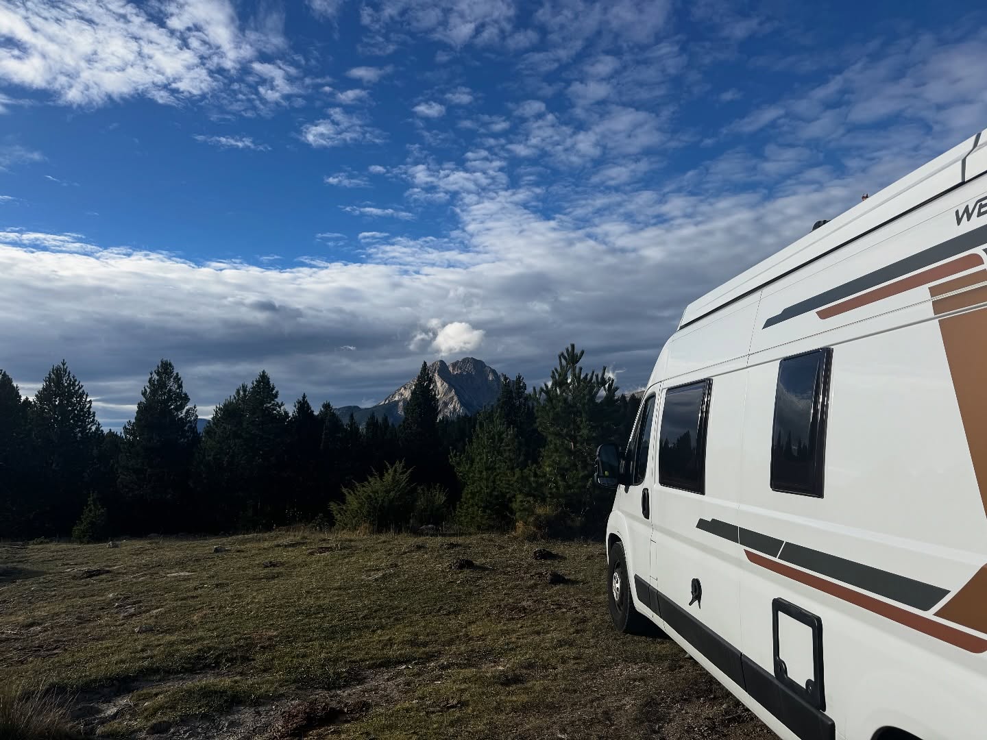 El nostre refugi 🚐✨
#vanlifeconperros #viajarconniños #vanlifefamilia #vanlifeenespaña #camperlifeespaña #furgonetafamiliar #viajarenfamilia #vanlifeconniños #rutasencamper #camperconperros #familiasviajeras #vanlifemediterraneo #viajescamper #vanlifespainfamily #furgonetaaventura #vanlifegalgos #viajandoenfurgoneta #camperfamilia