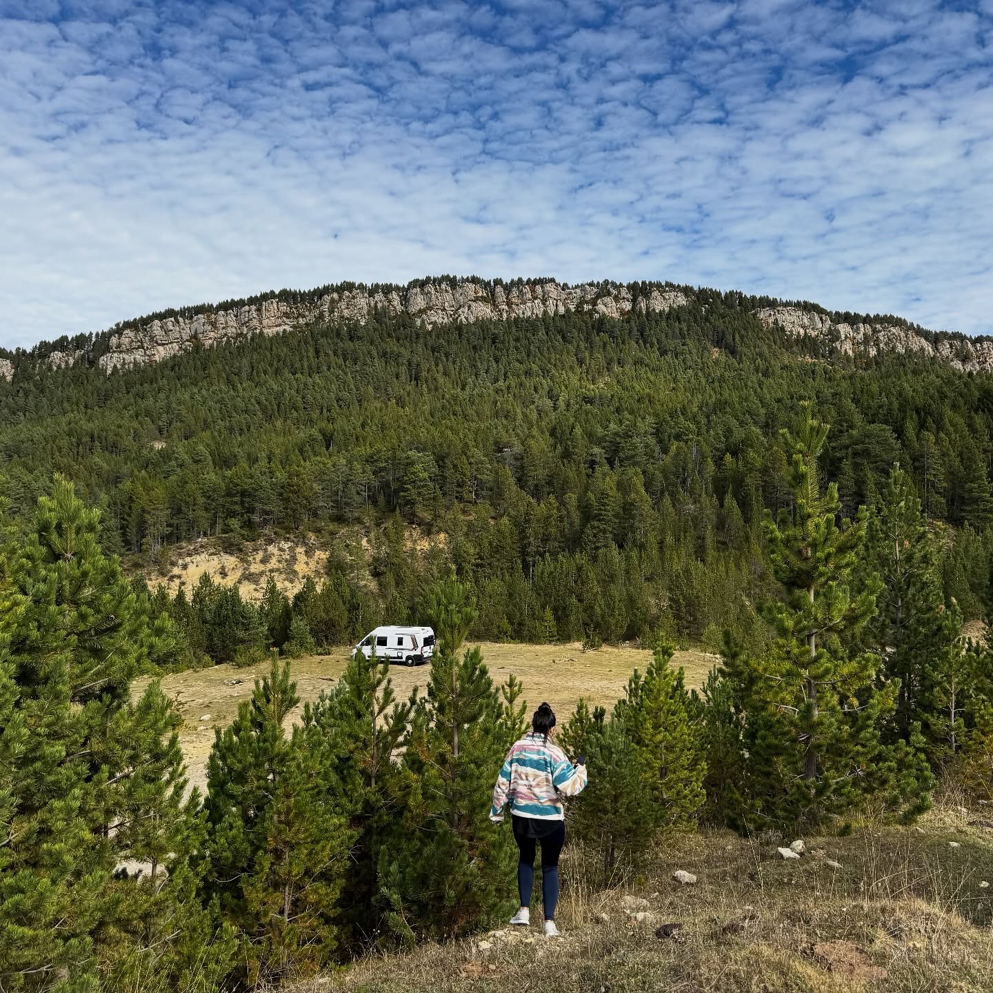 Com ens agrada perdre’ns per la natura. Natura per nosaltres = entorn de pau i felicitat.
Aquestes son les nostres sortides: senzilles , lliures i plenes de vida.
Para nosotros naturaleza = entorno de paz y tranquilidad.
Así son nuestras salidas: simples, libresy llenasde vida.
✨ Coming with us?
#VanLifeVibes #SunsetOnTheRoad #FurgoFeeling #TravelSlowly #VanLifeCatalunya #FurgonetaLife #vantravel #LibertatSobreRodes #VivirViajando #RutaCamper #sunset #SimpleLivingHighThinking #CamperMoments #weinsberglife #catalunya #naturlovers #mountainlovers🌄🌲❤️ #landscapes #landscapeslovers