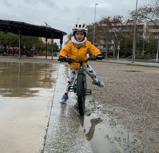 Anar en bici també ensenya valors.
Sobretot quan ho fan els més petits.

Aprenen a cuidar el que és seu.
A tenir paciència.
A gaudir sense presses ni normes.

Avui toca pedalar.
I netejar la bici.
I tots els dies, passar-ho bé.

Sense objectius.
Sense rellotges.
Només joc, rialles i ganes de tornar-hi.

Perquè la bici, de petits, hauria de ser això:
diversió, llibertat i records que es queden per sempre.

#bici #infanciaactiva #aprendjugant #valors #petitsciclistes