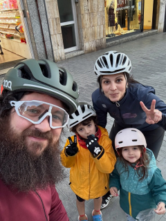 El millor extraescolar no surt a cap fulletó.
És el dels divendres.
Bici en família, rialles, camins i temps compartit.
Excursions per a tots, sense presses.
Fins i tot, parada pels més llaminers!!
Cada divendres, extraescolar de bici.

#bici #bicienfamilia #extraescolar #divendres #tempsenfamilia