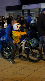 El Jan s’ha pujat a la Neutra… i jo he notat aquell nus a la gola que només em passa amb les motos.

No sé si és que tinc alguna cosa a l’ull… o és que veure’l així em remou per dins.
Concentrat. Valent.Gaudint.
Com si el món s’aturés i només existís ell, la moto i el moment.

I jo… que soc malalt de les motos des de sempre…
avui he sentit que això no va només de rodes.
Va de records, de futur, i d’aquelles coses petites que et fan immensament feliç.

Quina sensació… de les que es queden.

#Neutra #TrialElectric #MotoElectrica #Trial #gasafons