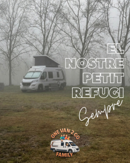 🌟 El nostre petit gran refugi
Hi ha racons que no apareixen als mapes, però que portem gravats a la memòria. Saps de què parlo, oi? Aquella sensació de girar la clau, deixar enrere el soroll i conduir cap al lloc on el temps, per fi, s’atura. ✨
No necessitem grans luxes per sentir que ho tenim tot. Dins la nostra furgoneta ,tan petita, tan cuca, tan nostra,la vida es torna senzilla. És curiós com en uns pocs metres quadrats hi pot cabre tanta pau. Allà dins, tot té el seu ordre, tot té el seu sentit i, sobretot, tot té el seu silenci.
Sortir és tornar a connectar. És despertar-se amb el cant dels ocells, obrir el portó i que el menjador sigui el món sencer. Cuinar un cafè mentre mirem l’horitzó i sentir que, per unes hores, no ens falta res més. ☕⛰️
La llibertat no és anar gaire lluny, sinó tenir el teu propi recer allà on vulguis estar.

#VanLife #CatalunyaExperience #Furgoneta #furgocamper #vanlifecatalunya