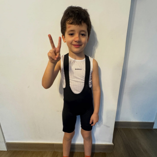 Quan caus a l’escola i et rasques mitja cara… l’ensurt és gros.

Però a vegades la millor manera de passar-ho és ben simple: 
estrenar equipació  @siroko de bici i pensar en una nova sortida.

Perquè amb una bici, els mals dies sempre es fan una mica més petits.

#nens #infancia #petitsaccidents  #bici #bikekids