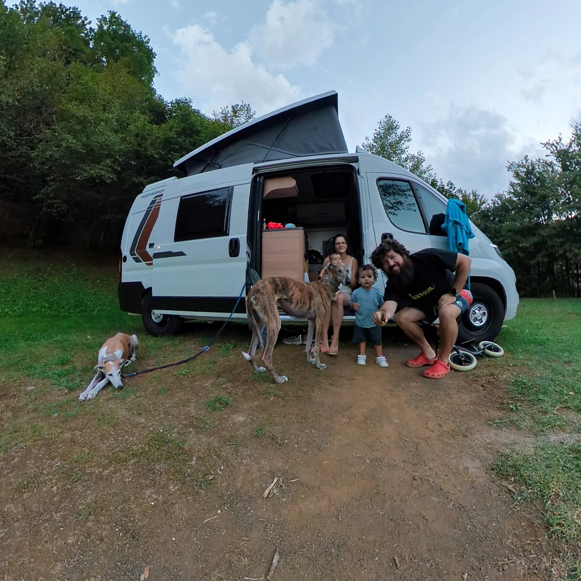 Cómo mantener la calma cuando se viaja con niños y perros