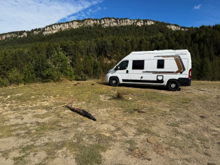 A dalt de la muntanya tot s’atura. La carretera deixa de fer soroll, el mòbil perd la cobertura i només queda la furgoneta, el vent i nosaltres.
Cap luxe, cap pressa, cap distracció.
Només el record que, de vegades, la llibertat és tan simple com aparcar on el món s’acaba i comença el silenci.
#VanLifeCatalunya #FurgoLife #AventuraEnRuta #VidaNomada #MuntanyaLovers #CamperCulture #TravelCatalunya #ViatjarEnFurgo #RutaEnFurgoneta #DescobrirCatalunya #NomadsLife #MinimalismeEnRuta #AllargarLaRuta #OnComençaLaLlibertat