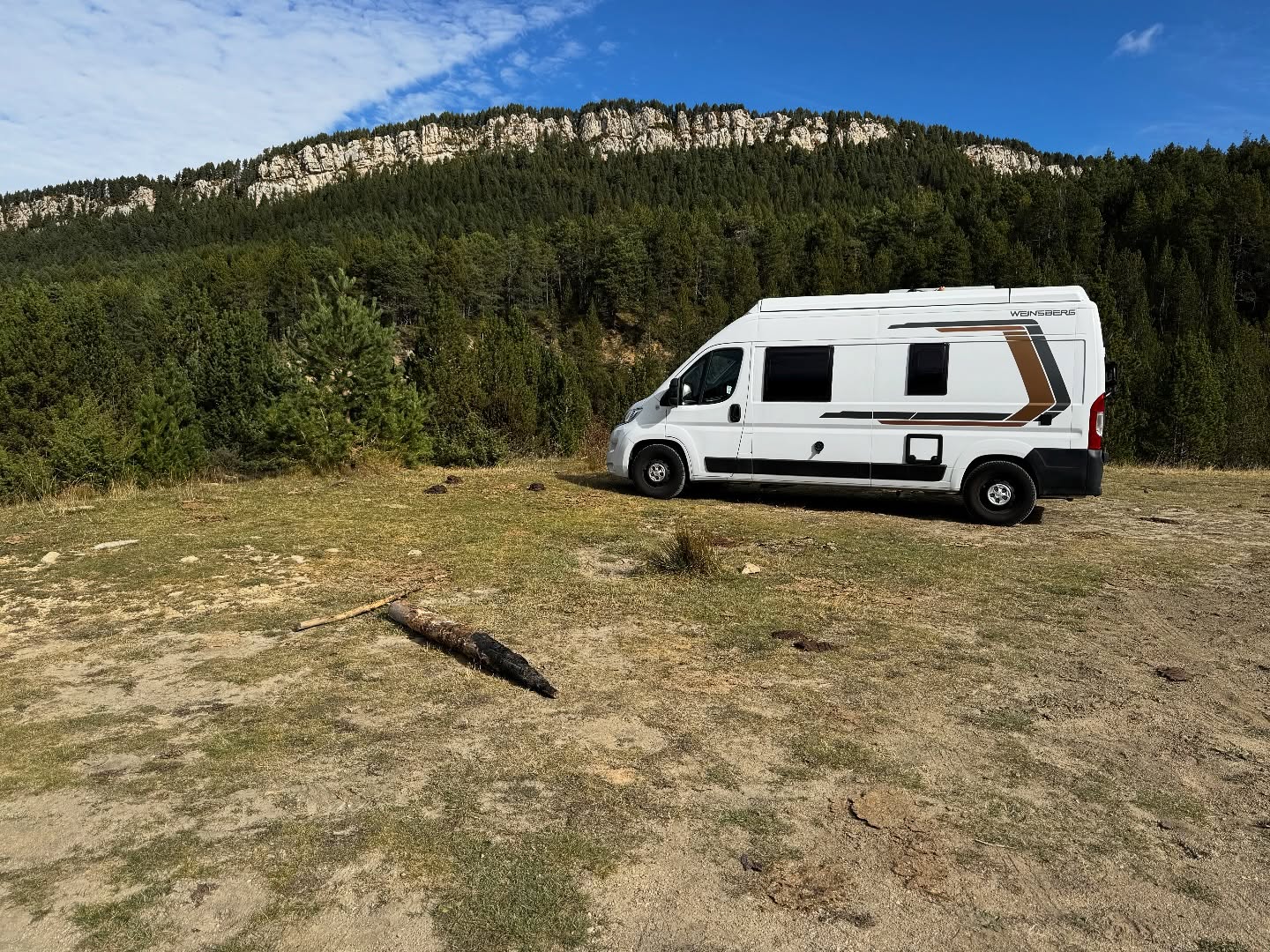 A dalt de la muntanya tot s’atura. La carretera deixa de fer soroll, el mòbil perd la cobertura i només queda la furgoneta, el vent i nosaltres.
Cap luxe, cap pressa, cap distracció.
Només el record que, de vegades, la llibertat és tan simple com aparcar on el món s’acaba i comença el silenci.
#VanLifeCatalunya #FurgoLife #AventuraEnRuta #VidaNomada #MuntanyaLovers #CamperCulture #TravelCatalunya #ViatjarEnFurgo #RutaEnFurgoneta #DescobrirCatalunya #NomadsLife #MinimalismeEnRuta #AllargarLaRuta #OnComençaLaLlibertat